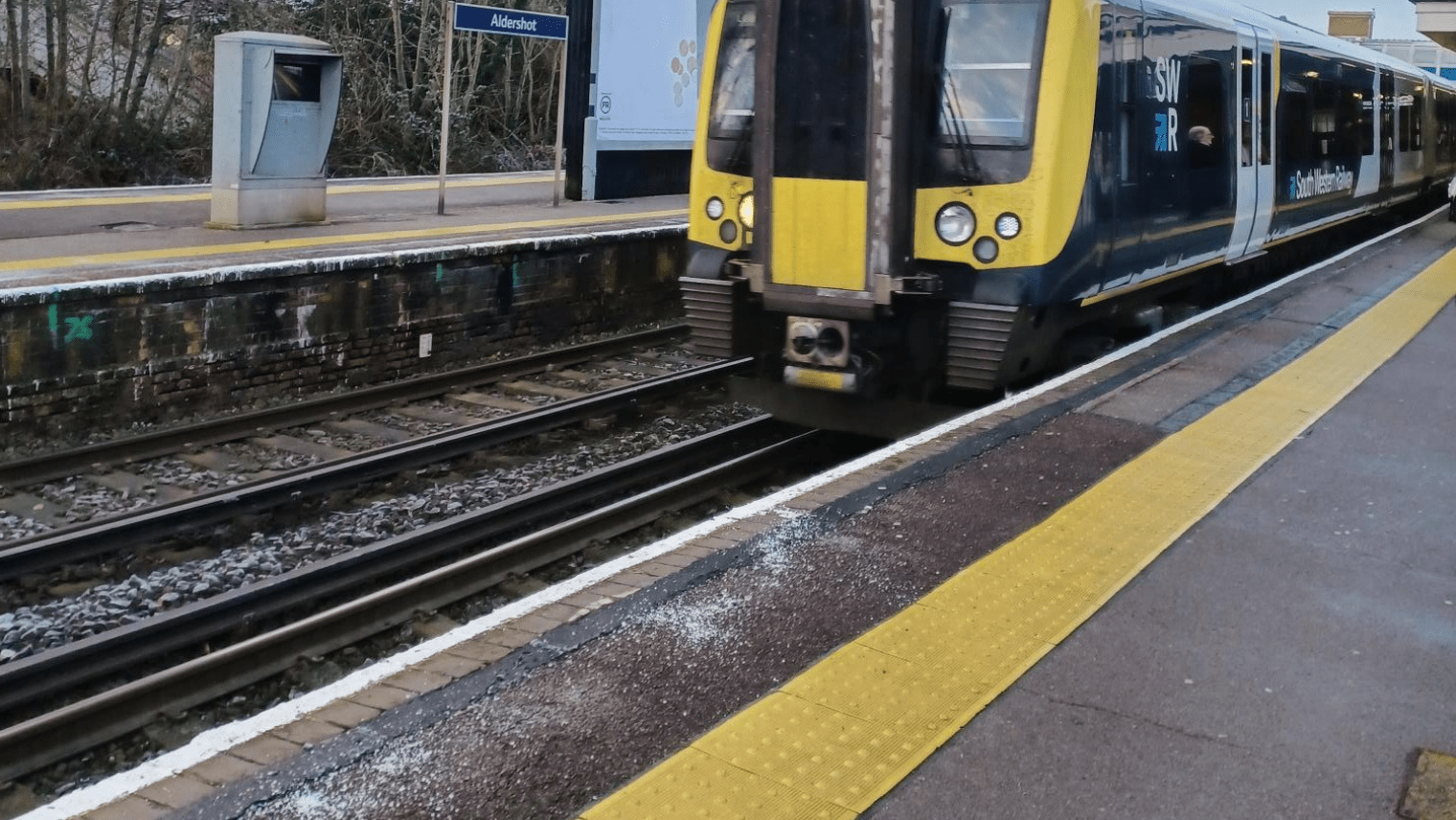 Yellow line in a train platform