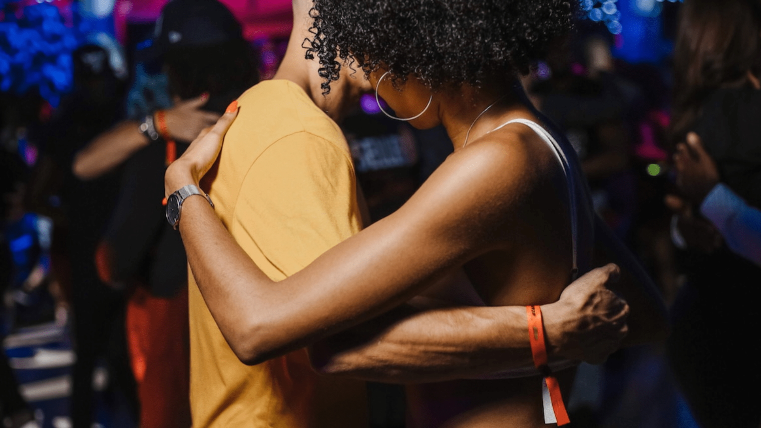 kissing dance club